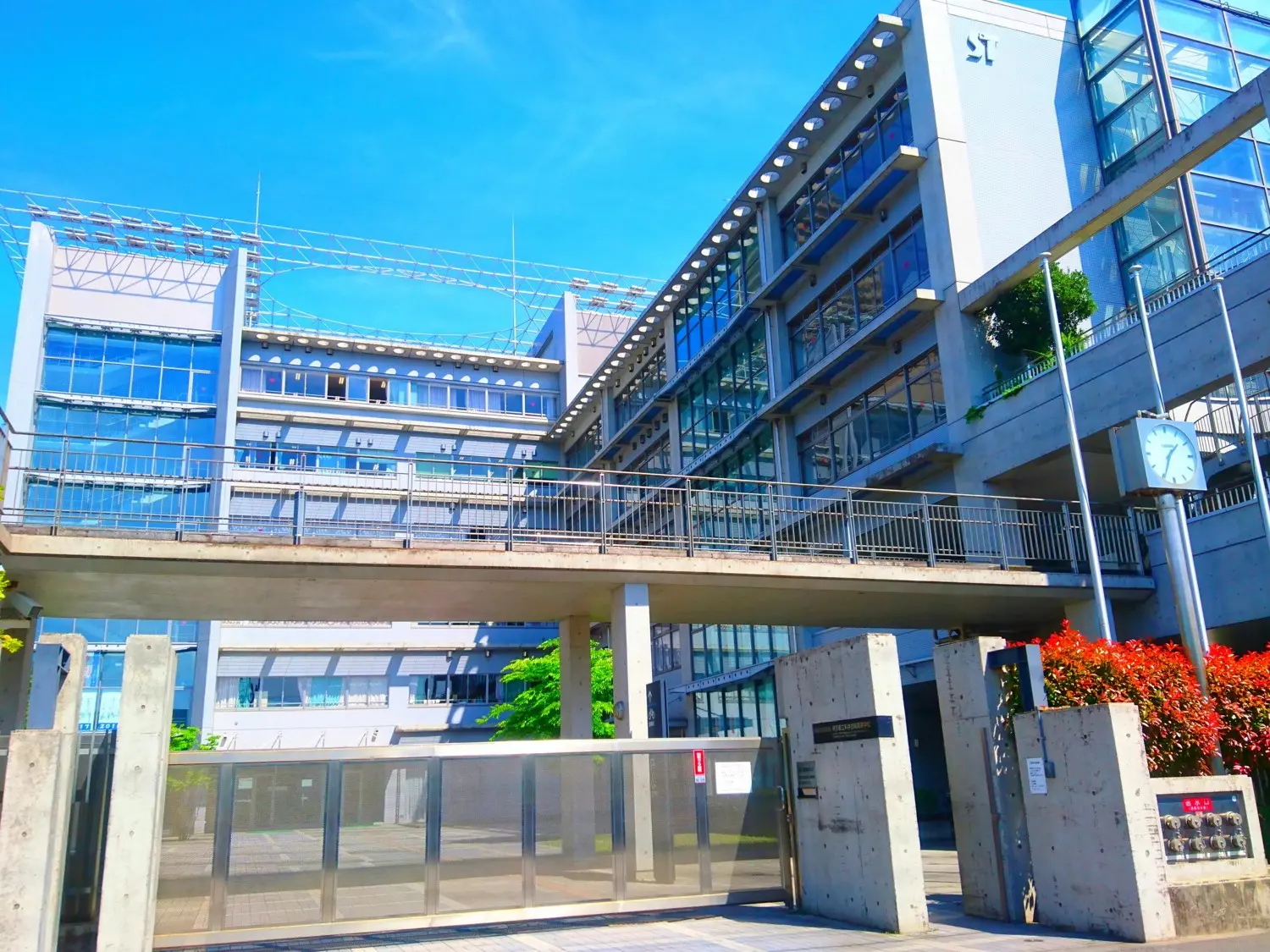 東京都立科学技術高等学校の外観