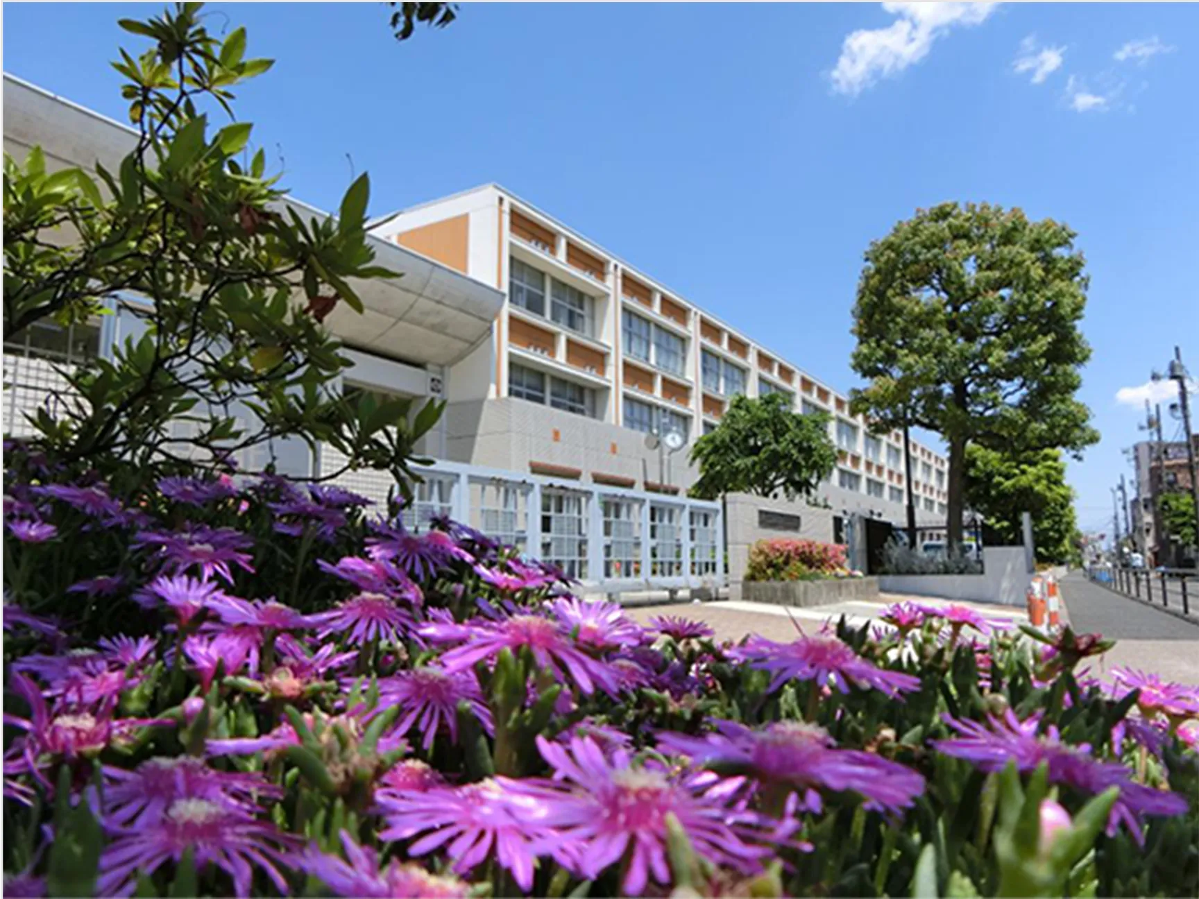 東京都立足立工科高等学校の外観